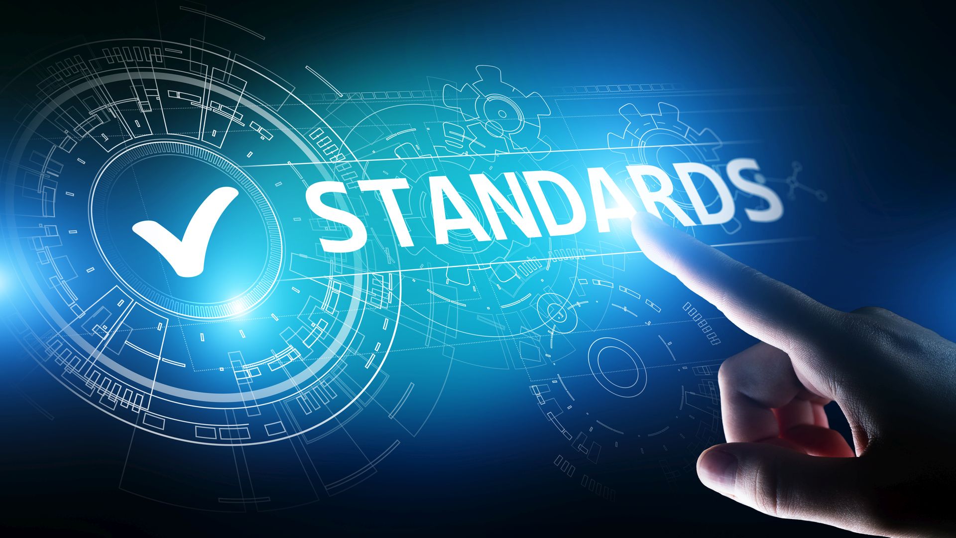 Eine Person bedient eine futuristische Oberfl&auml;che aus verkn&uuml;pften Zahnr&auml;dern, in deren Zentrum der Text Standards steht.