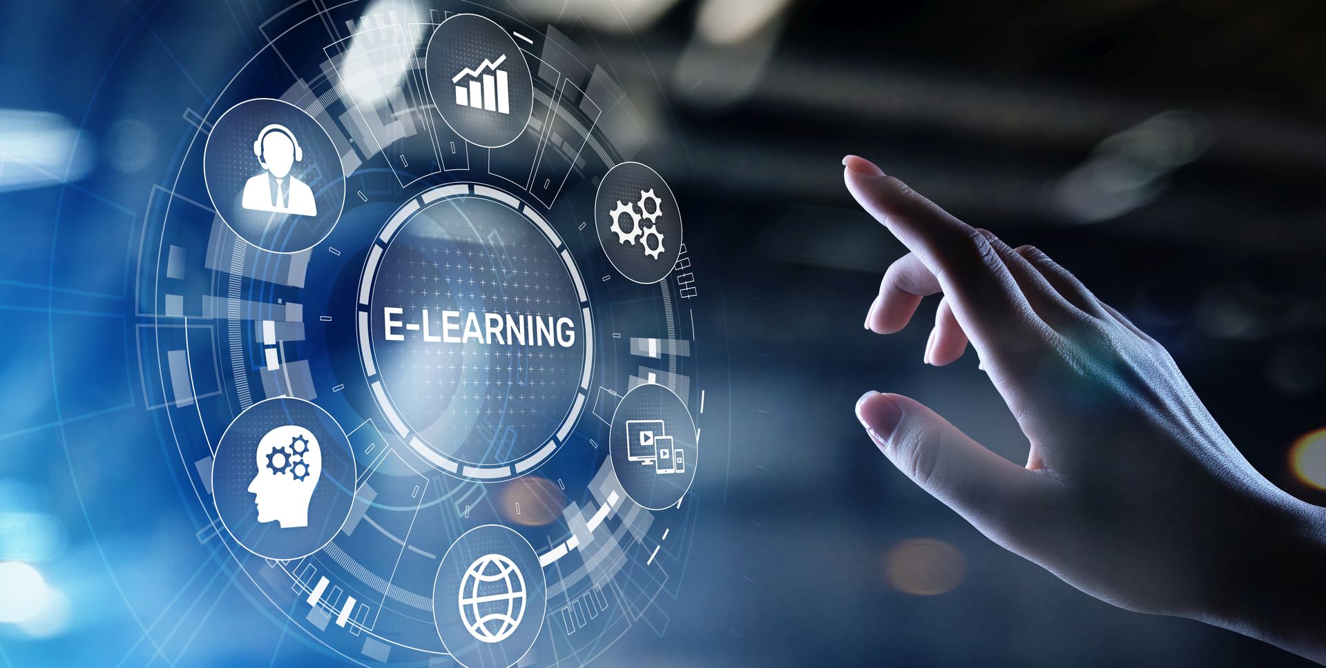 Eine Person  bedient eine futuristische Oberfl&auml;che zu einem E-Learning-Portal