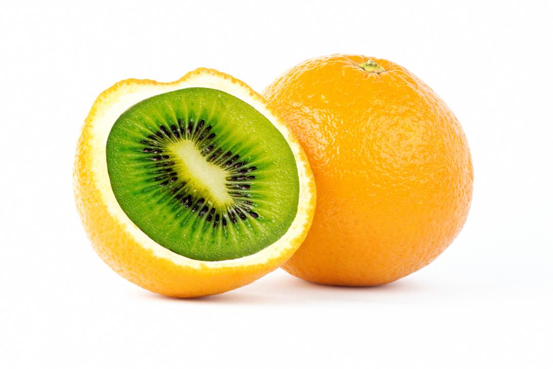 Foto einer halbierten Orange, in deren Schale keine Orange zu sehen ist, sondern eine Kiwi, die von der Schale der Orange umh&uuml;llt ist.