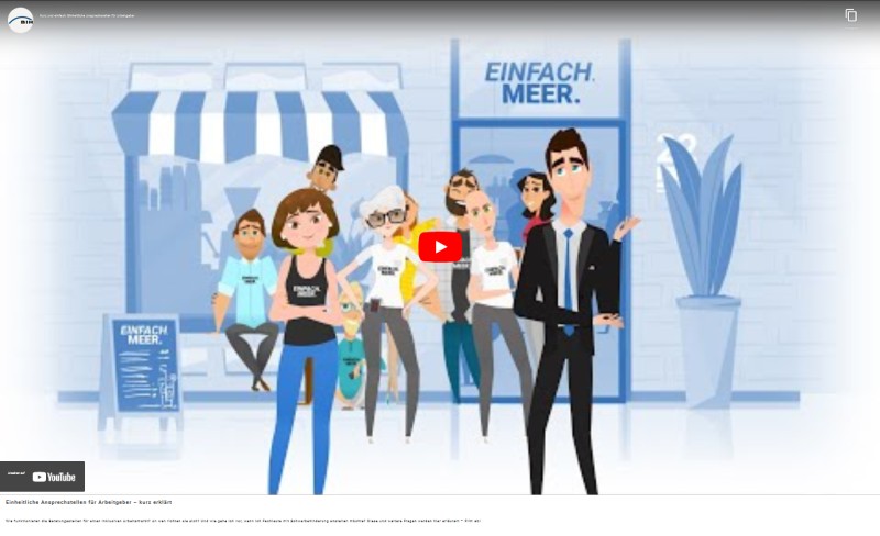 Screenshot des Vorschaubildes zum Erkl&auml;rvideo mit mehreren Personen vor dem Caf&eacute; 'Einfach Meer'.