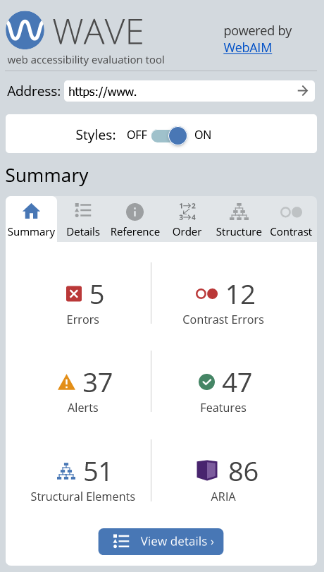 Screenshot der Zusammenfassung der Testergebnisse für eine beliebige Seite, die 5 Fehler, 12 Kontrastfehler, 37 Warnungen, 47 Features, 51 Strukturelemente, und 86 ARIA-Elemente enthält. Weitere verfügbare Reiter hinter der Zusammenfassung sind Details, Referenzen, Reihenfolge, Struktur und Kontrast.