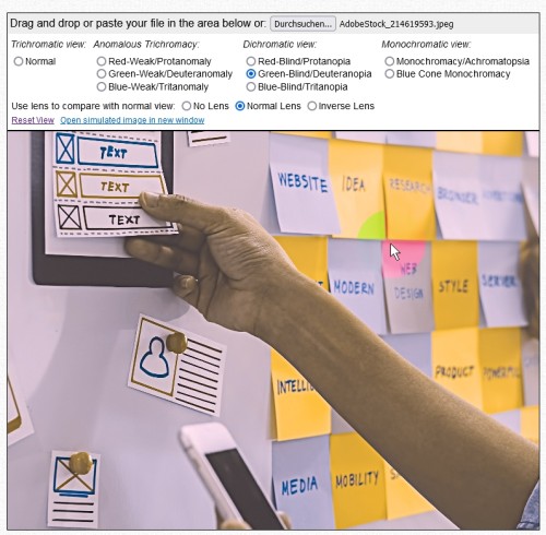 Screenshot des Online-Tools Coblis mit einem bunten Beispielfoto einer Moderationswand, auf das die Simulation einer Gr&uuml;n-Rot-Schw&auml;che angewendet wurde